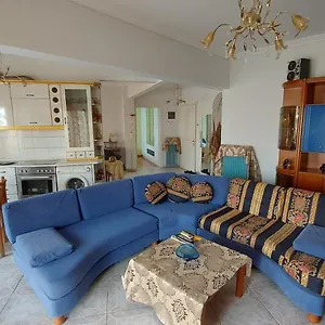 spacious-apartment-near-to-center.hotels-of-thessaloniki.com/